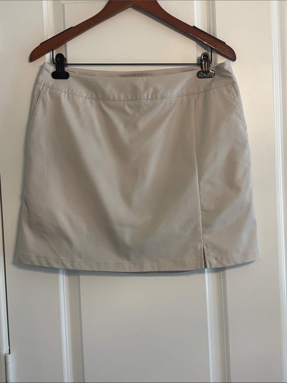 Adidas women’s beige clima cool Golf Tennis Athletic Short - size 8